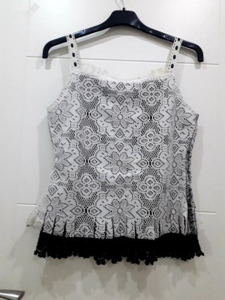 Blusa tirantes encaje blanco y negro