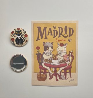 Postal y 2 chapas/ broches de Madrid