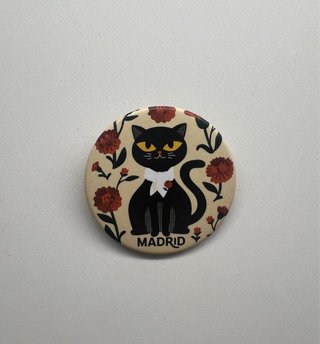 Postal y 2 chapas/ broches de Madrid