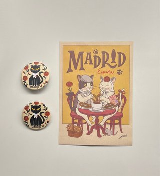 Postal y 2 chapas/ broches de Madrid