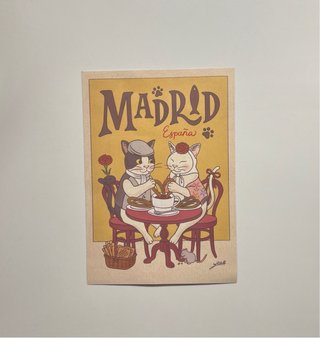 Postal y 2 chapas/ broches de Madrid