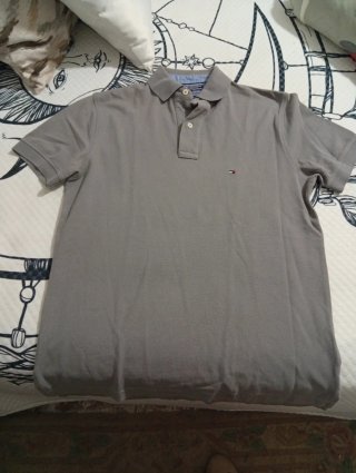 Polo gris manga corta es una s grande