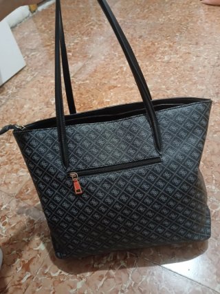 Bolso Guess Negro y Gris Estampado