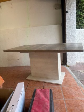 Mesa de comedor de madera beige y marrón
