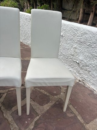 Mesa de comedor de madera beige y marrón