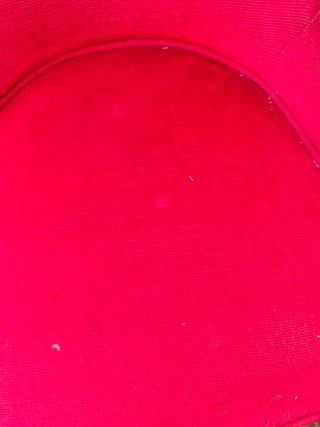 Butaca roja coqueta con flecos ..necesita limpieza