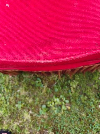 Butaca roja coqueta con flecos ..necesita limpieza