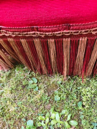 Butaca roja coqueta con flecos ..necesita limpieza