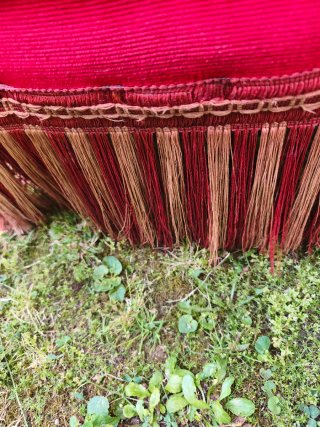Butaca roja coqueta con flecos ..necesita limpieza
