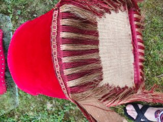 Butaca roja coqueta con flecos ..necesita limpieza