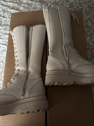 Stivali alti beige con lacci e suola track