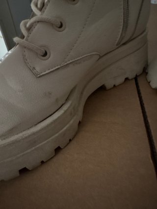 Stivali alti beige con lacci e suola track