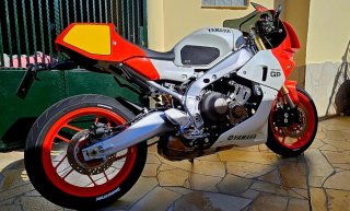 Yamaha XSR900 GP Roja y Blanca