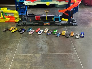 Hot Wheels Ultimate Garage + 18 Coches