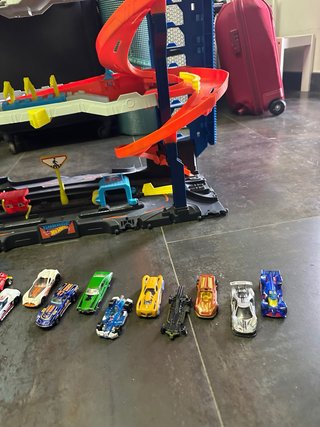 Hot Wheels Ultimate Garage + 18 Coches