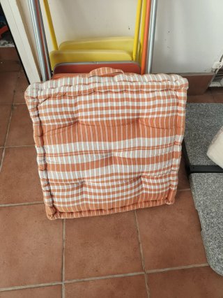 Cojines para palets beige y naranja