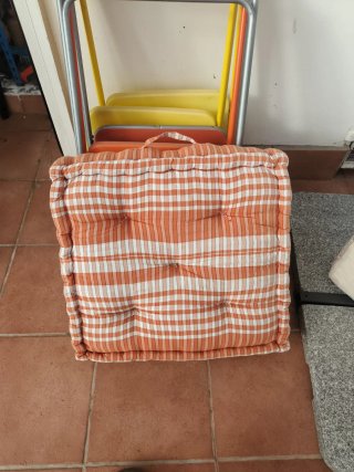 Cojines para palets beige y naranja