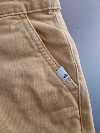 Pantalón corto niño Quiksilver color camel.