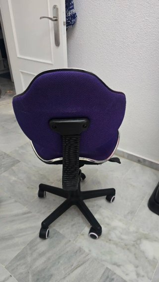 Silla de estudio ergonómica púrpura.  Como nueva.