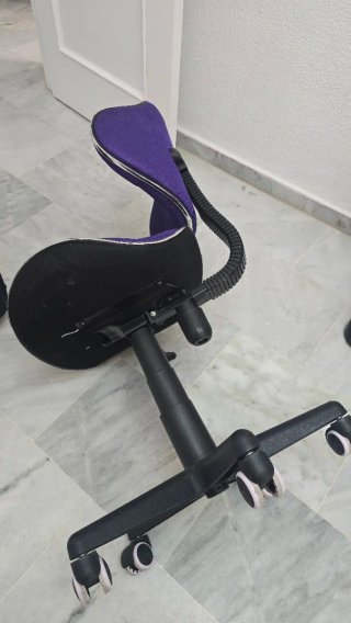 Silla de estudio ergonómica púrpura.  Como nueva.