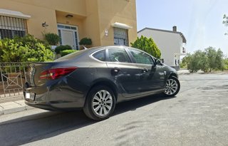 Opel Astra sedán 2014