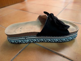 Sandalias de plataforma negras con lazo