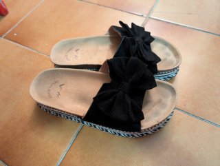 Sandalias de plataforma negras con lazo