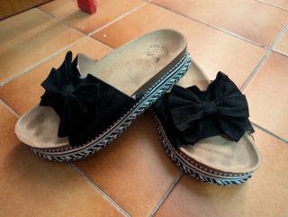 Sandalias de plataforma negras con lazo