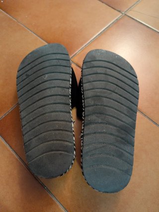 Sandalias de plataforma negras con lazo