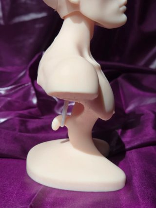 Busto masculino con ojos azules