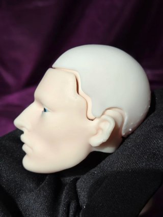 Busto masculino con ojos azules