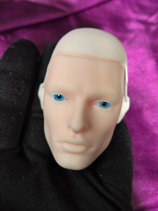 Busto masculino con ojos azules