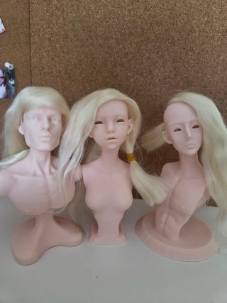 Busto masculino con ojos azules
