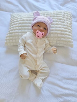 Bebé Reborn con gorrito y chupete