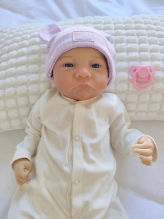 Bebé Reborn con gorrito y chupete