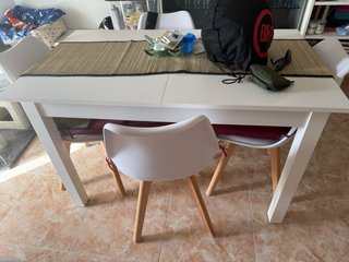 Mueble de comedor blanco y negro