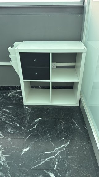 Estantería modular blanca y negra