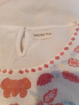 Camiseta blanca bordada 14 años