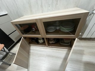 Mueble de madera con puertas de cristal