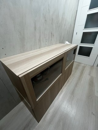 Mueble de madera con puertas de cristal
