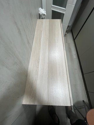 Mueble de madera con puertas de cristal