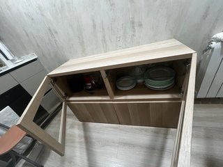 Mueble de madera con puertas de cristal