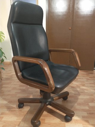 Silla de escritorio de cuero y madera