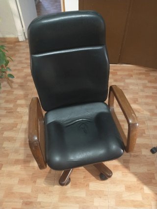 Silla de escritorio de cuero y madera