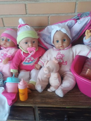 Lote de muñecas y accesorios