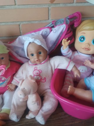 Lote de muñecas y accesorios