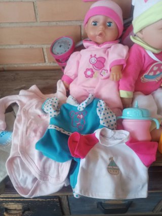 Lote de muñecas y accesorios