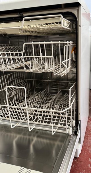 LAVAVAJILLAS MIELE TRES BANDEJAS EN BLANCO