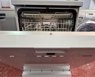 LAVAVAJILLAS MIELE TRES BANDEJAS EN BLANCO
