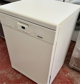 LAVAVAJILLAS MIELE TRES BANDEJAS EN BLANCO